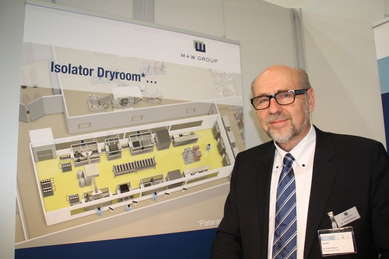 Der internationale Anlagenbauer M+W Group hat auf der Battery+Storage eine neue Trockenraumlösung zur Herstellung von Lithium-Ionen-Batterien vorgestellt. Dr. Rudolf Simon, Technology Manager Automotive  Batteries bei M+W Germany: „Weil die von außen an den Maschinen arbeiten, kann das trockene Klima, das bei einigen Prozessschritten erforderlich ist, im Innenraum stabil gehalten werden. “ (Bild: Zwettler, konstruktionspraxis)