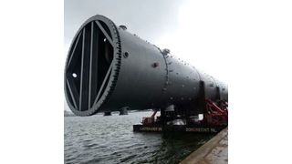 The propylene splitter arrived in one piece at the quay in Antwerp. (Borealis)