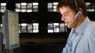 Über Telefon, Live-Chats, Remote-Schaltungen und eine Datenbrille unterstützten die Uhlmann-Experten in Laupheim die Kollegen an der chinesischen Ostküste beim Umbau und der Inbetriebnahme einer komplexen Hochleistungs-Blisterlinie (Uhlmann Pac-Systeme GmbH & Co. KG)