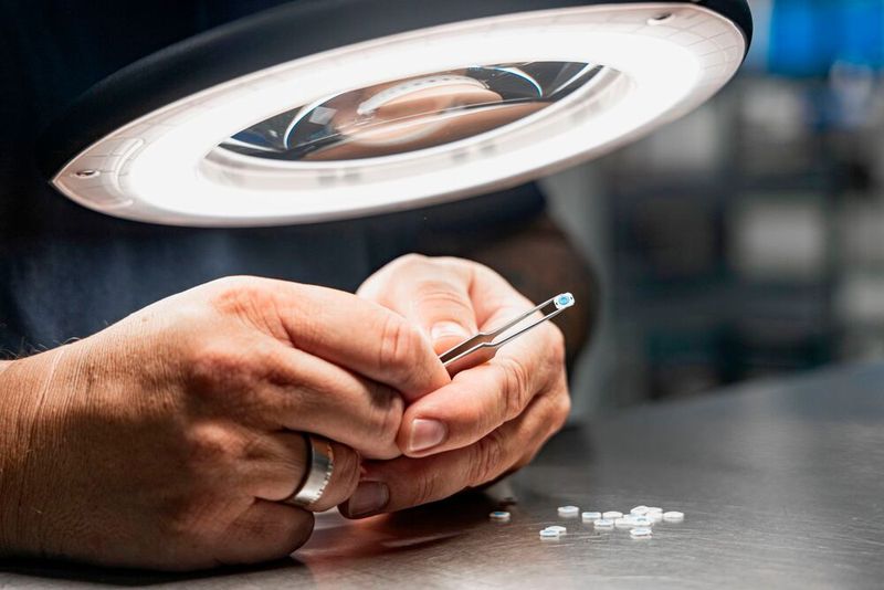Im Bereich Micro Moulding bei Starlim können die Bauteile auch so klein werden, dass auch eine Lupe nicht mehr ausreicht, um die Qualität der Hightech-Winzlinge beurteilen zu können. Dann muss das Mikroskop her. (Bild: Starlim Spritzguss)