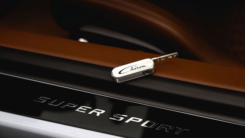 Der zweite Schlüssel gibt den Geschwindigkeitsbereich ab 380 km/h frei. (Bild: Hendryk Meyer/Bugatti)