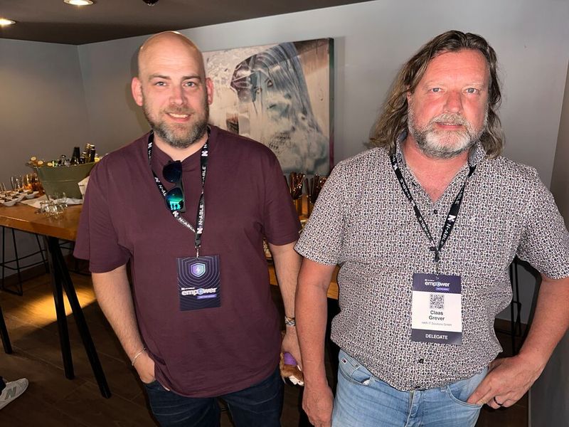 Christian Jacke und Claas Grever (HKR IT) fanden den ersten Tag schon sehr informativ. (Bild: Vogel IT-Medien)