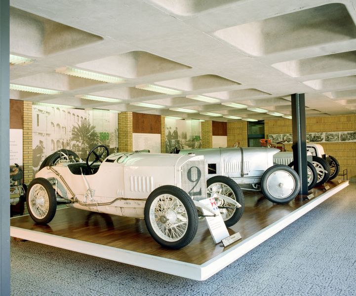 Das Mercedes-Benz-Museum bietet einen Überblick über die Automobilgeschichte von den Anfängen bis heute. (Daimler)