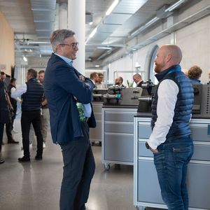 Die Eröffnung des Urma Experience Centers stiess auf grosses Interesse – über 400 Gäste feierten gemeinsam mit der Urma AG die Einweihung des neuen Standorts.(Bild:  Urma AG)