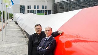 TUM-Präsident Prof. W. A. Herrmann mit Prof. Dr. Carlo Bottasso vom Lehrstuhl für Windenergie der TUM . (Andreas Heddergott / TUM)
