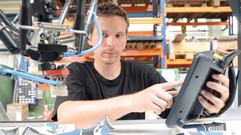Jan Markvart testet das Ketop Safe Wireless in der Produktion.(Bild:  Keba Industrial Automation GmbH)