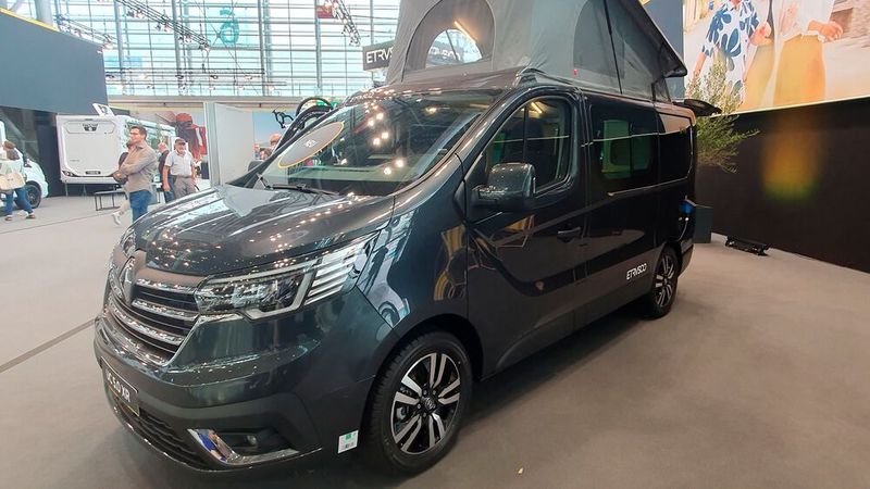 ... und die Hersteller reagieren entsprechend auf diesen Trend. Auf dem Caravan-Salon hat Etrusco beispielsweise mit dem UC 5.0 XR seinen ersten Urban-Camper auf Basis des Renault Trafic präsentiert: Im gut fünf Meter langen Einstiegsmodell können vier Personen schlafen. Kostenpunkt: knapp 57.000 Euro. (Bild: Mauritz – VCG)