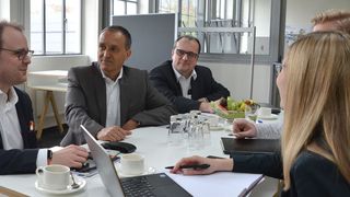 Im Gespräch von links: Philipp Ramin, Ronny Steinhagen und Dr. Frank Breitenbach. (Bild: Vogel Business Media)