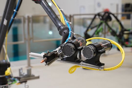 Mit diesem System kann man bis zu 6.000 Meter unter Wasser das Reparaturschweißen durchführen. Dabei helfen KI-Algorithmen und Stereokameras am Endeffektor des Roboters. Erfolgreich getestet wurde es bereits am DFKI in Bremen.(Bild:  DFKI)
