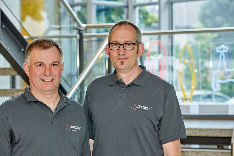 Frank Jakob (rechts) und Thorsten Hamann von den Stadtwerken Bad Pyrmont haben sich schon frühzeitig mit den zukünftigen Herausforderungen beschäftigt. (Phoenix Contact)