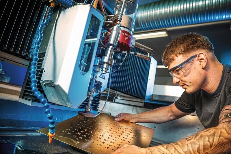 Travail de précision chez Waterjet. (Source : Waterjet)