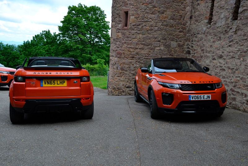 Wie in der gesamten Evoque-Reihe steht auch beim neuen Cabrio das „Black Pack“ in der Optionsliste. Dazu gehören unter anderem schwarze 20-Zoll-Alufelgen, Scheinwerfer und Nebelscheinwerfer aus abgedunkeltem Glas sowie zahlreiche weitere Karosseriedetails in „Narvik Black“ sowie schwarze Auspuffendrohre. (Michel / »kfz-betrieb«)