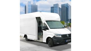 Der TIX ist ein kompaktes KEP-Fahrzeug mit 15 Prozent mehr Raum für den Zusteller und 35 Prozent mehr Regalfläche für Pakete. (Sommer)