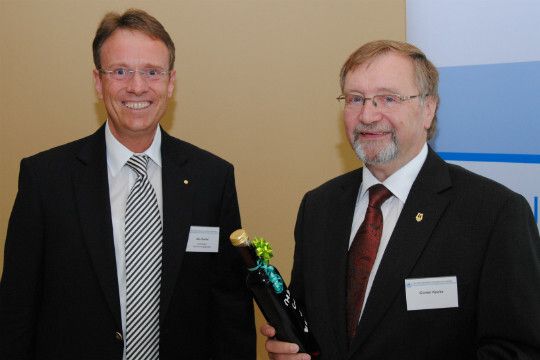 Selbstgemachtes zum Abschied: Udo Daniel (Nürnberger Versicherungsgruppe; li.) und Günter Knoke (ZDK). (Foto: Baeuchle)