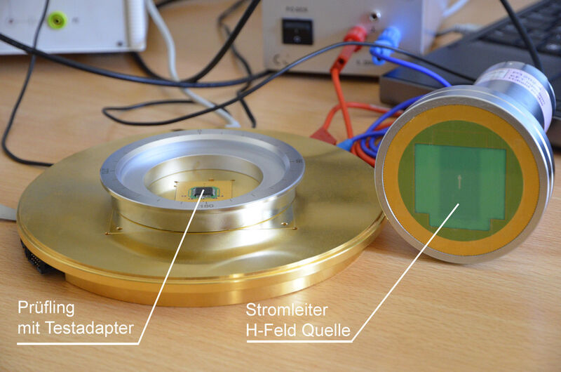 Ein Messaufbau mit IC im Testadapter und Feldquelle (Bild: Langer EMV)