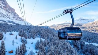 Die Schweizer Seilbahn Eiger Express erklimmt nun mit ABB-Antriebs-Know-how den Weg vom Grindelwald-Terminal zur Station Eigergletscher. Vier Elektromotoren mit je 500 Kilowatt Leistung packen das. (Jungfraubahnen)