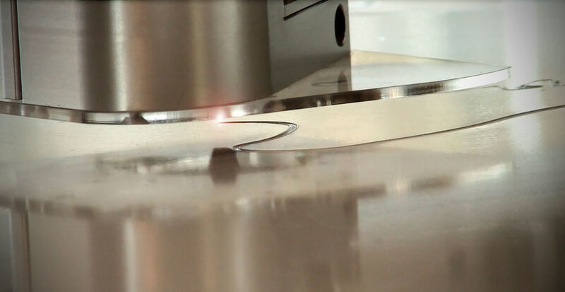 Ganz nah am Lasergeschehen: Professionelle Acrylglasbearbeitung mit einem Eurolaser-System. Auch das Gravieren gelingt ohne Krafteinwirkung auf das Bauteil. (Bild: Eurolaser)