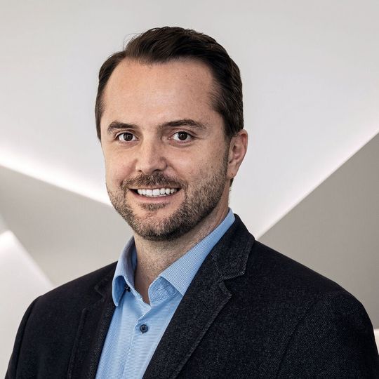 «Cyber-Kriminelle versuchen oft über kleinere Zulieferunternehmen in die IT/OT-Systeme einzudringen.» Dipl. Ing. Roland Ambrosch, MSc, Head of Digital Factory, System Integration, K-Businesscom «Cyber-Kriminelle versuchen oft über kleinere Zulieferunternehmen in die IT/OT-Systeme einzudringen.» Dipl. Ing. Roland Ambrosch, MSc, Head of Digital Factory, System Integration, K-Businesscom