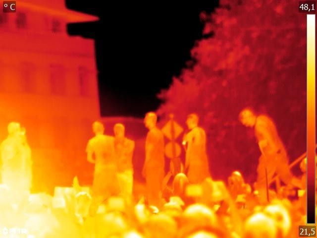 Weltmeisterliche Schnappschüsse einmal ganz anders: Wie heiß sind Jogis Jungs wirklich? Auf der Berliner Fanmeile dokumentierte eine Wärmebildkamera von Flir welche Nationalspieler einen kühlen Kopf behielten - selbstverständlich in Schwarz-Rot-Gold! Und wer schafft es die neuen deutschen Helden auf den Bildern zu identifizieren? (Flir)