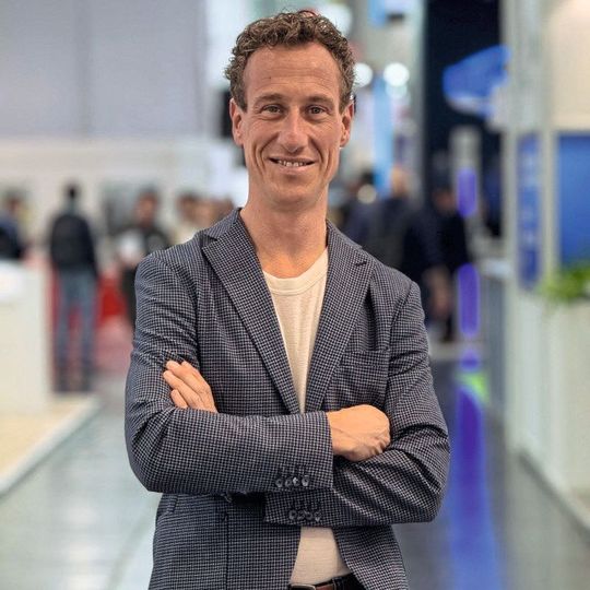 Thijs Feenstra von der Pezy Group zeigt in Würzburg, wie Entwickler den Kreislauf bereits in der Konzeptphase schließen.(Bild:  Pezy Group)