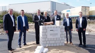Grundsteinlegung für das Megaprojekt der Nagel Group in Hamburg! Von links: Thorsten Schuff (Vorstand Bremer Bau), Carsten Taucke (CEO Nagel Group), André Pleines (Executive Director Real Estate), Marion Nagel (Verwaltungsratsvorsitzende), Tobias Jardon (Niederlassungsleiter Hamburg), Hubertus Schwanebeck (Geschäftsführer Bremer Bau) und Tobias Nagel. (Bild: Nagel Group)