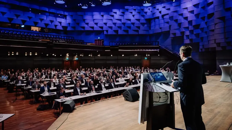 IKV-Institutsleiter Prof. Dr.-Ing. Christian Hopmann begrüßt auf dem 33. IKV-Kolloquium Anfang März in Aachen rund 460 Experten aus Forschung und Industrie in der Kunststoffbranche.(Bild:  DF.Fotografie)