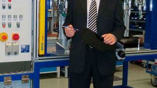 MTH-Gründer Mathias Herrde: „Automatisiertes Ultraschallschweißen geht besser von der Hand als mit der Hand! Das beweist nicht nur die hier präsentierten Einsatzfälle bei Osbra Formteile.“ (Bild: MTH)