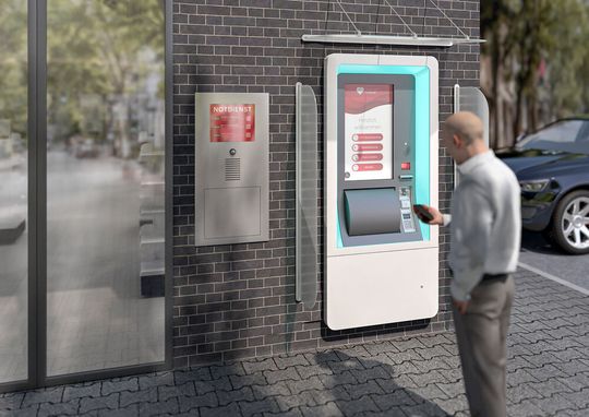 Auch wenn die Ladentüre schon geschlossen ist, ermöglicht dieses 24/7-Terminal die medizinische Nahversorgung inklusive digitaler Beratung.(Bild:  Knapp)