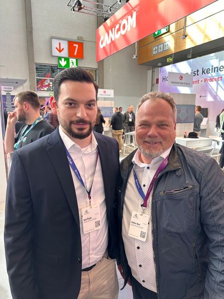 Agit Özgür und Volker Heer (Axians) lesen gerne die IT-BUSINESS. (Bild: Vogel IT-Medien GmbH)