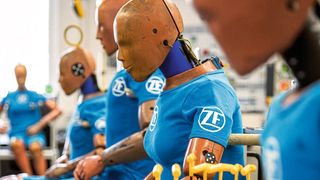 Hängende Köpfe bei den Dummys. Ähnlich gestimmt war der ZF-Vorstand, als er die Bilanz 2022 präsentierte. (Bild: ZF Friedrichshafen AG)