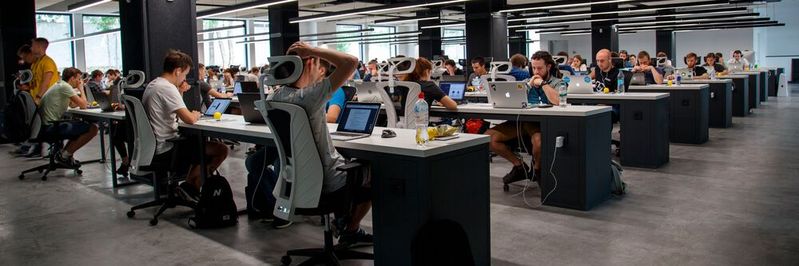 Anders als angenommen, befürchtet nur ein Bruchteil der Arbeitnehmer einen Verlust des eigenen Arbeitsplatzes durch Künstliche Intelligenz. (Bild:  gemeinfrei / Unsplash)