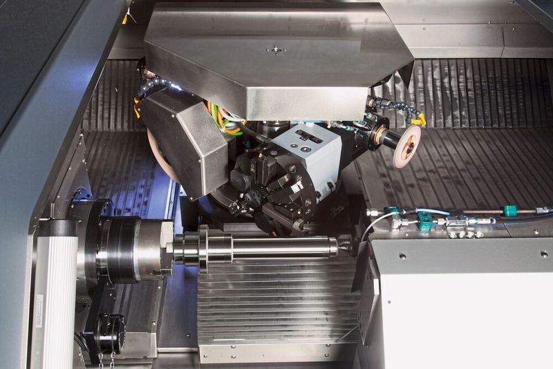 Die Mikroturngrind-1000-​Hybrid-Maschine von Hembrug kombiniert Hartdrehen und Feinschleifen in einer einzigen Maschine. (Danobat)