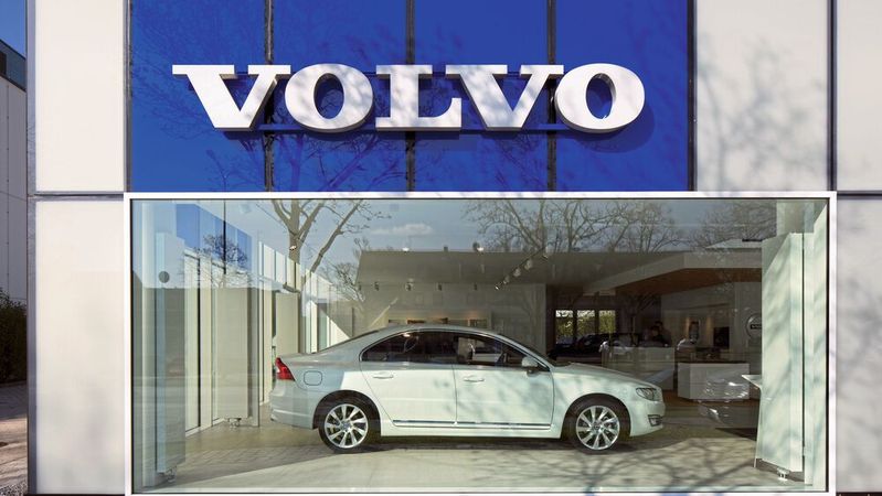 Die Volvo-Händler sollen trotz Direktvertrieb nicht nur für die Servicekunden eine wichtige Anlaufstelle bleiben. Die Volvo-Händler sollen trotz Direktvertrieb nicht nur für die Servicekunden eine wichtige Anlaufstelle bleiben.