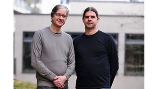 Der Physiker Peter P. Orth (links) und der Informatiker Markus Bläser erforschen im gemeinsamen Projekt QIAPO mit den Industriepartnern Infineon und BMW sowie dem Quanten-Start-up planqc, wie sich die Vorteile von klassischen Rechnern und Quantencomputern zusammenführen lassen. (Bild: © Thorsten Mohr/UdS)