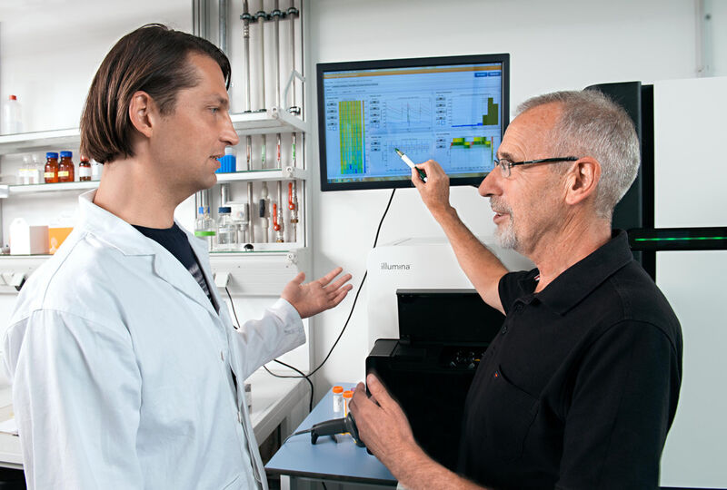 Prof. Ruedi Fries (r.) und Dr. Hubert Pausch überprüfen Sequenzierdaten von Zuchtrindern. (U. Benz/TUM)