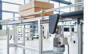 Mit dem Indirektantrieb unterhalb der Förderstrecke ergänzt item sein Förderband-Portfolio um eine platzsparende Lösung, die den Transport breiter Güter ermöglicht. (Bild: item)