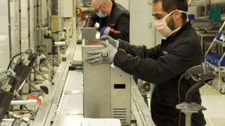 150 Beschäftigte in Martorell nutzen die Montagelinie des Seat Leon für die Herstellung von Beatmungsgeräten. (Bild: Seat)