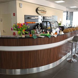 Dafür gibt es im selben Gebäude ein Bistro, in dem sich die Kunden die Wartezeit vertreiben können.(Bild:  Rosenow – »kfz-betrieb«)