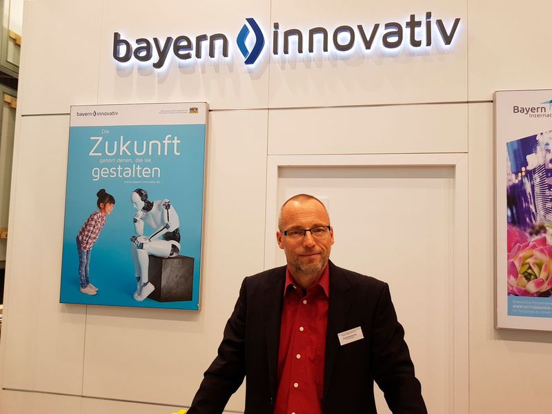 Bayern Innovativ  Die neutrale Einrichtung des Freistaats Bayern bündelt unter ihrem Dach innovative Ideen kleiner und mittelständischer Unternehmen des Bundeslands. Bei der diesjährigen Messe bietet die Initiative jungen Unternehmen aus dem Bereich Datensicherheit die Möglichkeit, ihre Lösungen zu relevanten Fragestellungen zu präsentieren, was unter anderem von der Firma Datenschutz Schmidt in Anspruch genommen wurde.   Mehr Informationen unter 
