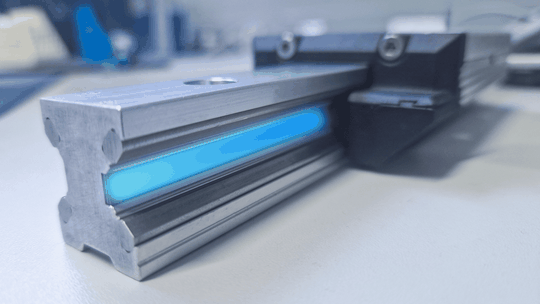 Die Laufbahnen werden in das Aluprofil eingebracht. Zwischen ihnen befindet sich die Nut mit dem magnetischen Maßband des neuen Messsystems. (Bild:  Franke)