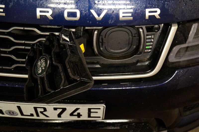 Zugriff auf das bordeigene Ladegerät erhält man über die Fahrzeugfront. (Michel / »kfz-betrieb«)