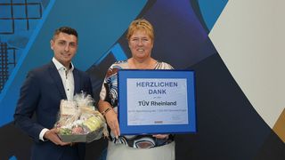 Sören Husemann (l.) Key Account Manager bei Hörmann, überreichte TÜV-Rheinland-Bauingenieurin Ulirke Lorry Urkunde und Geschenkkorb als Dank für die langjährige Partnerschaft. (Bild: Hörmann)