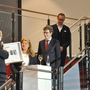 Müller überreichte das Seat-Startpräsent, die Modellpalette im Spielzeugauto-Format, an Renate Wertz, der Witwe des Berolina-Neugründers Horst Wertz.