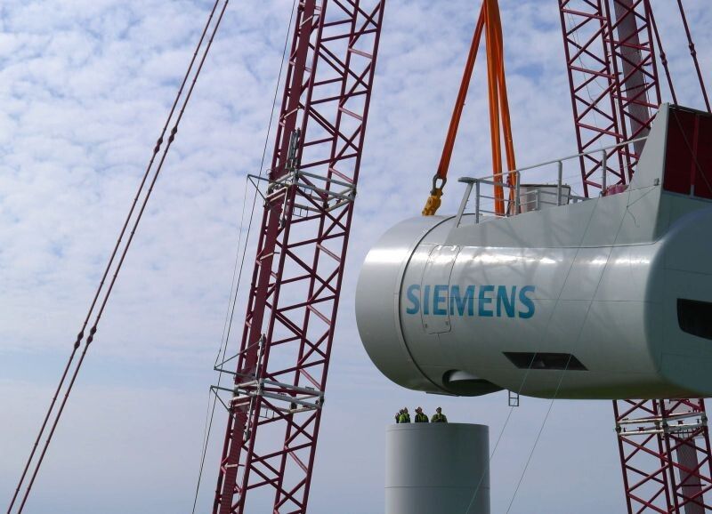 Der erste Prototyp der Weltrekord-Windturbine auf dem Weg durch Dänemark, bei Aufbau und Tests (Siemens)