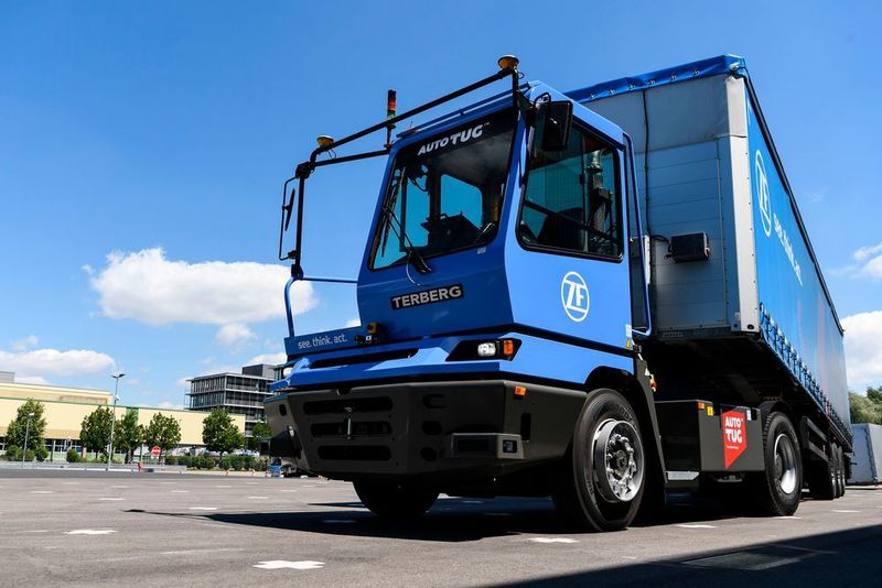 Ebenfalls autonom unterwegs ist der „Terminal Yard Tractor“. Auch hier koordiniert der Zentralcomputer alle Funktionen der Längs- und Querführung. (ZF Friedrichshafen)