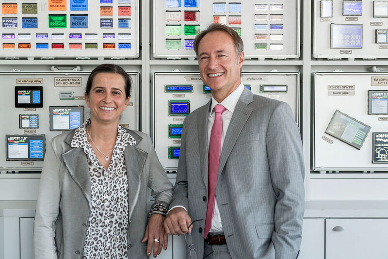 40 Jahre Electronic Assembly in Gilching: Die beiden Geschäftsführer Carola Wittman und Steffen Eber sehen ihr Unternehmen für die Zukunft gut aufgestellt. Im Hintergrund eine Vielzahl unterschiedlicher Displays aus eigener Produktion.