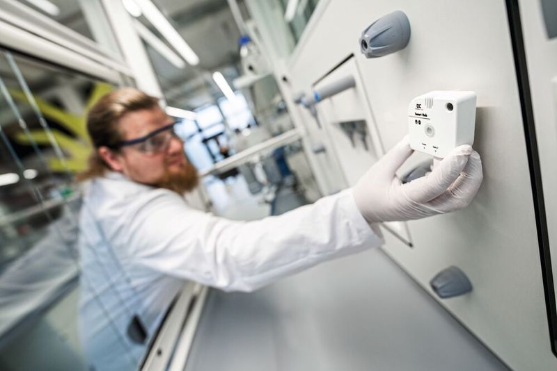 2 Mithilfe von Sensoren können Laborzustände auch abseits der Sicherheitsschränke erfasst werden. (Bild: DÜPERTHAL)