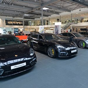 Die Porsche-Niederlassung folgt in Onlinevertrieb und -marketing der Devise: „Wir machen digital persönlich.“ Insofern kümmert sich ein spezialisierter Verkaufsberater ausschließlich um die Belange von Onlinekunden.(Bild:  Philip Mueller)