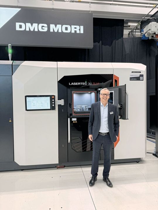 Friedemann Lell, Geschäftsführer der DMG Mori Additive GmbH, vor der «Lasertec 30 SLM 3. Generation», die den metallischen 3D-Druck durch einen innovativen, wechselbaren Baucontainer optimiert.(Bild:  Nastassja Neumaier)