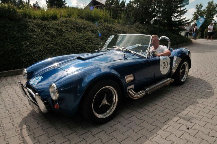 Bissig: Das Team der Nürnberger Versicherung in der Cobra 427 Replica (Baujahr 1959). (Bild: Zietz)